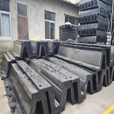 Kalıcı liman ve rıhtım koruması için siyah kemerli kauçuk koruyucu