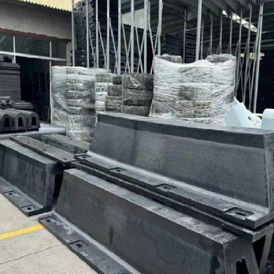 Kalıcı liman ve rıhtım koruması için siyah kemerli kauçuk koruyucu