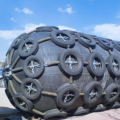 Jumbo Fender, yatırma sırasında yastık sağlar ve çarpma sırasında gürültüyü azaltır.
