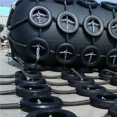 Jumbo Fender, yatırma sırasında yastık sağlar ve çarpma sırasında gürültüyü azaltır.
