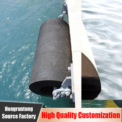 750×1800mm Silindrik Deniz Fenderleri Yüzeyi pürüzsüz Uzun süreli kullanım Şok direnci