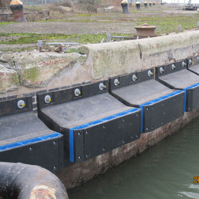 Dayanıklı kauçuk yapısı ve düşük bakım ile yüksek enerji emici Marine V Fender Dock Bumper
